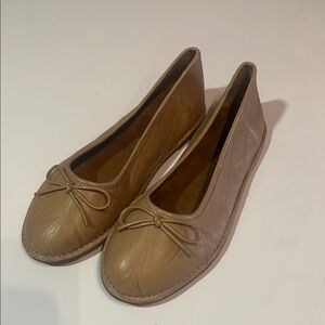Kelsi Dagger Tan Ballet Flats with Bow Detail